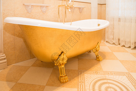 浴足店浴室里的老式豪华金色浴缸背景