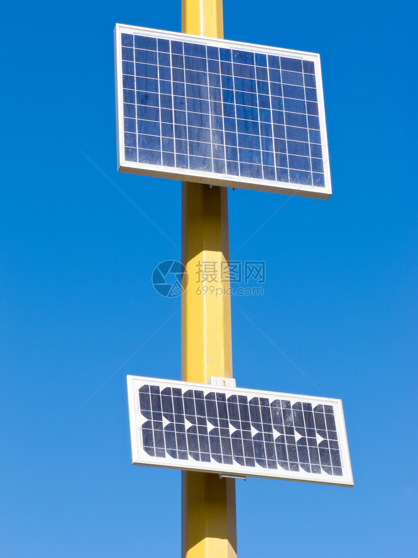 安装在黄色电极上的太阳能电板图片
