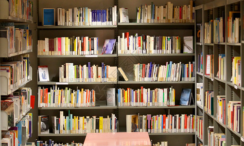 许多书籍作文小说在市图书馆的书卷图片