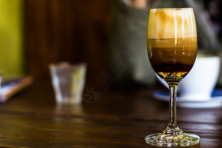 一杯爱尔兰咖啡鸡尾酒背景图片
