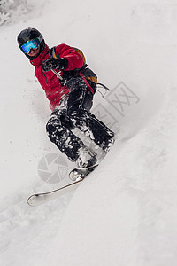 新雪上的自由滑雪图片