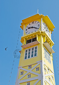 与蓝天的黄色钟楼图片