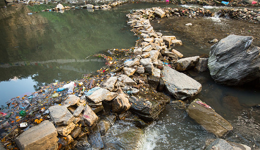 环境问题塑料污染到自然界垃圾和水上漂浮图片
