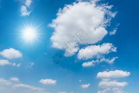 美丽的蓝色天空云和太阳图片