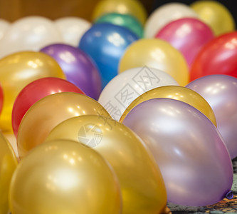 在地板上收集多彩姿的派对气球图片