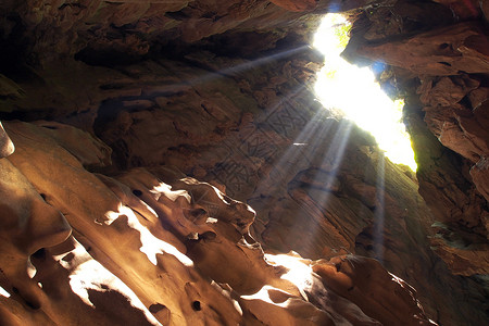洞穴中的太阳光束图片