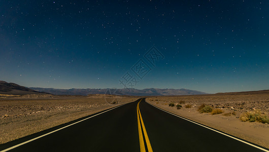 夜间谷的沙漠公路图片