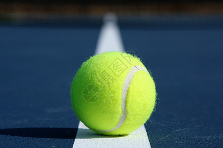现代蓝色球场上的网球图片