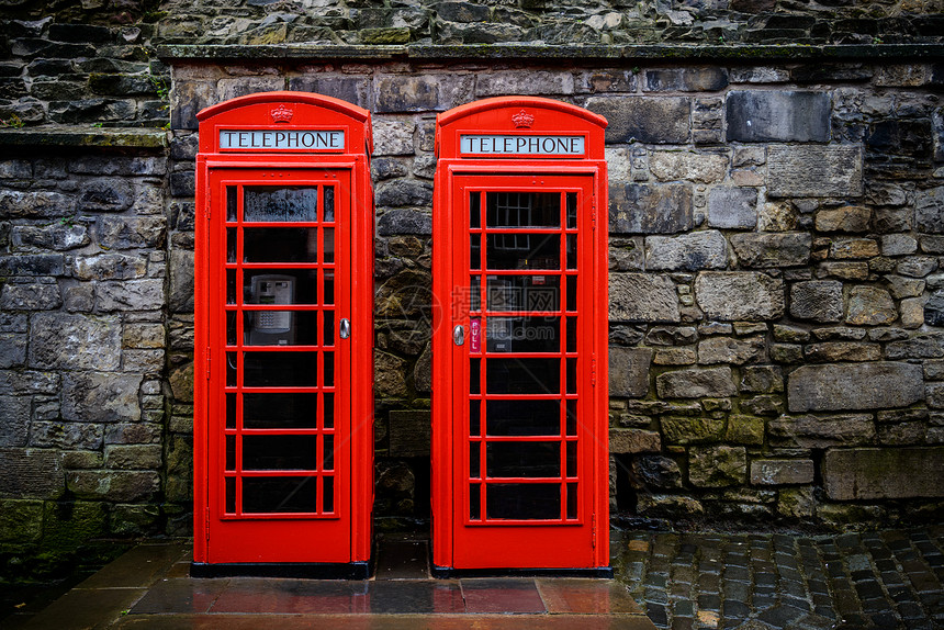 两个红色英国电话亭图片
