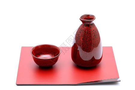 日本酒瓶和茶杯放在托盘背景图片