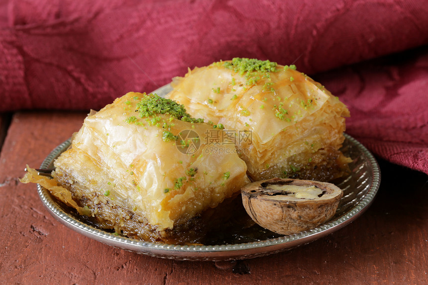 土耳其的阿拉伯甜点baklava与蜂蜜和图片