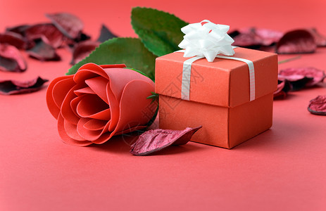 情人节主题的红玫瑰和礼盒图片