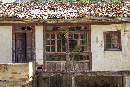 废墟中的老房子图片