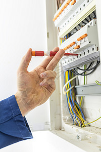 电工在进行维修维护安装或检查合格证书期间检查住宅电源箱中的接线背景