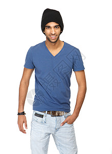 穿着牛仔裤和黑帽子站在白色背景下站立于白人背景的一个随意青年男图片