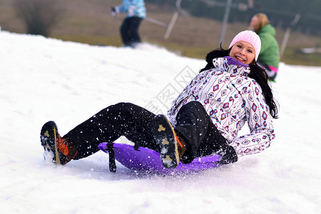 女孩雪橇冬天的乐趣图片