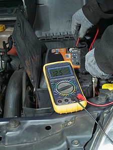 使用多米测量汽车电池压图片