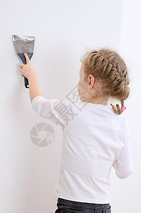 小姑娘用抹灰修墙图片