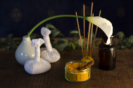 丸剂用于Ayurveda按摩的香料油和按摩工背景