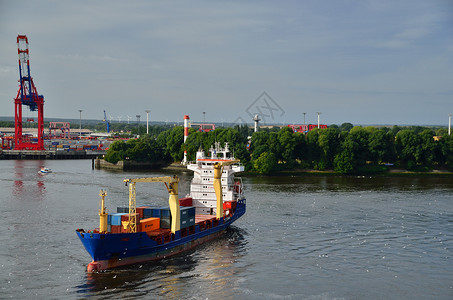 汉堡港转弯处的大型集装箱船图片