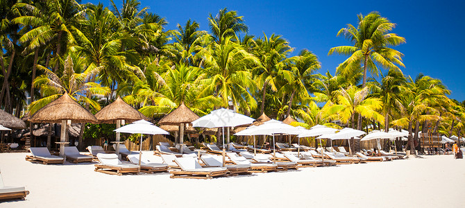 热带阳光晴天的白色热带沙滩位于美丽的图片
