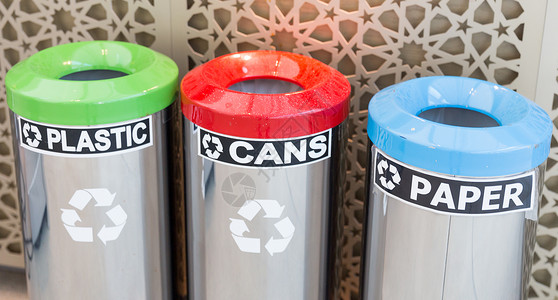 三个垃圾箱用于垃圾分离塑料罐头纸图片
