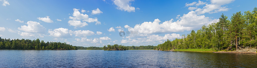 夏季湖和积聚物在阳光图片