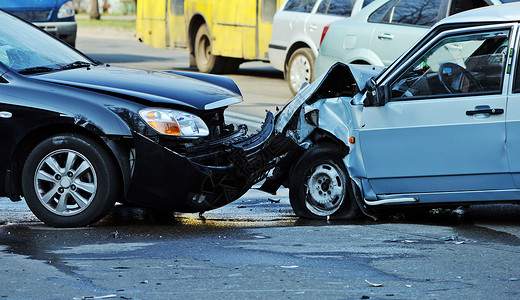 汽车事故涉及两辆汽车在市高清图片