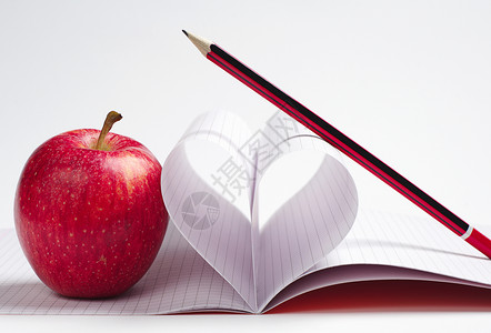苹果铅笔和以红心图片
