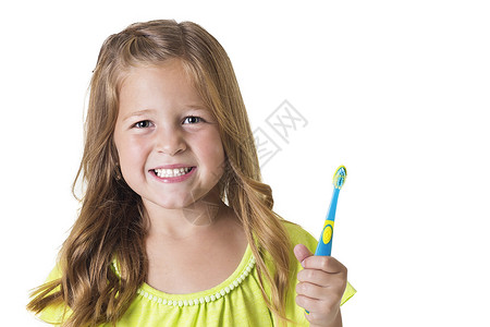 可爱的小女孩在刷牙时独自图片