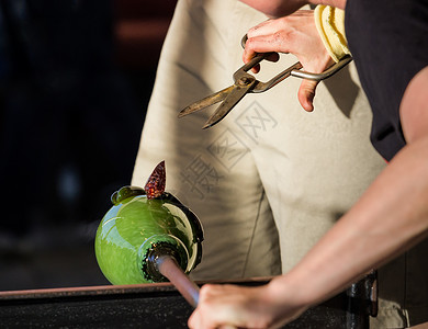 格拉斯吹风者艺术家致力于在Gorate绿色玻璃瓶或碗图片