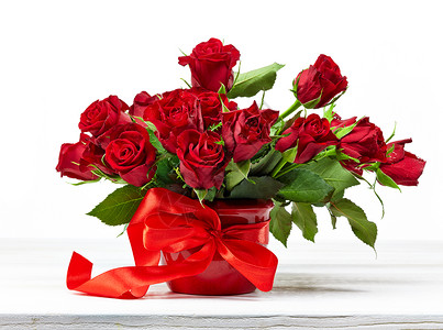 白色木桌上的一束红玫瑰图片