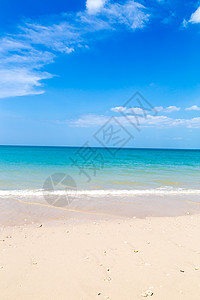 白色的沙滩和碧蓝的大海在蔚蓝的天空下图片