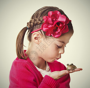 亲吻青蛙的小公主图片