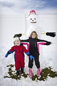 两个孩子堆雪人图片