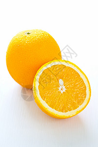 新鲜的整个橙子和半个橙子图片