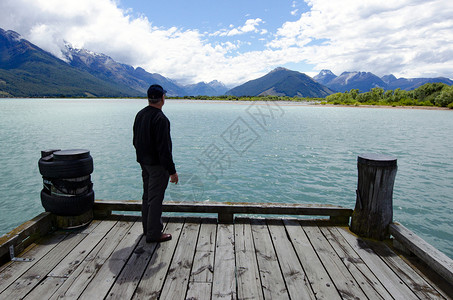 人类从新西兰瓦卡提普湖的Glenorchy图片