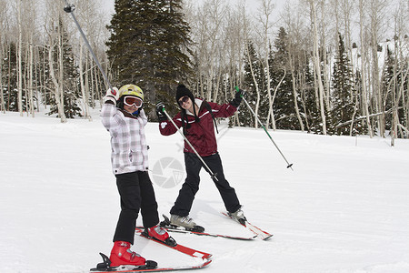 滑雪场的冬季乐趣女滑雪图片