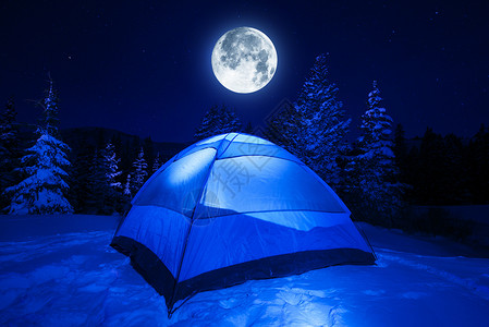 在重山雪中冬夜露营图片