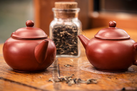两个茶壶和一杯茶罐图片