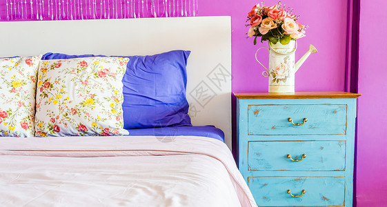 卧室内部床头柜旁木头上的花瓶图片