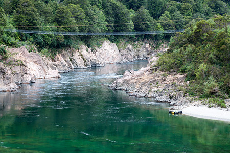 新西兰最长的吊桥图片