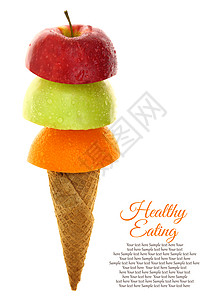 冰淇淋蛋筒上的新鲜水果图片