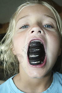 小女孩吃太多糖果和饼干图片