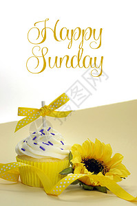 黄色主题纸杯蛋糕和向日葵图片