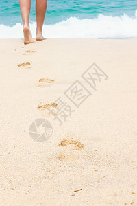 白色沙滩上的人类脚印图片