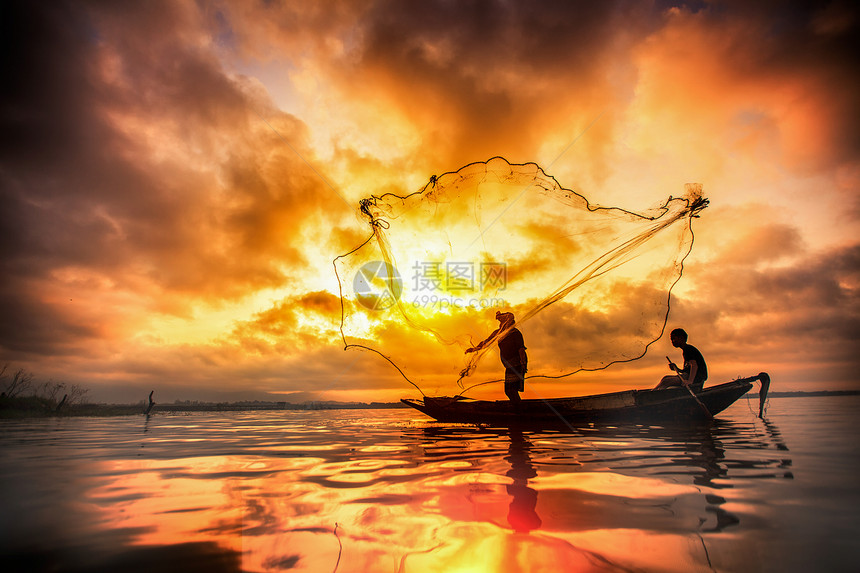 Bangpra湖渔民在捕鱼时采