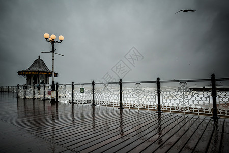 雨天布莱顿码头的壮丽景色图片