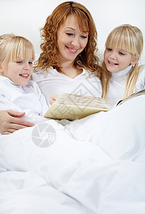 睡前给女儿读书的母亲肖像图片
