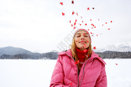 一个富有想象力年轻而美丽的女人在雪山景观中的肖像图片